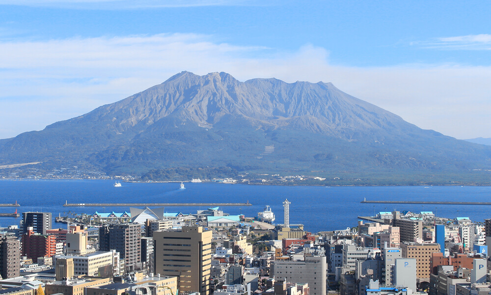 桜島と鹿児島の街並み